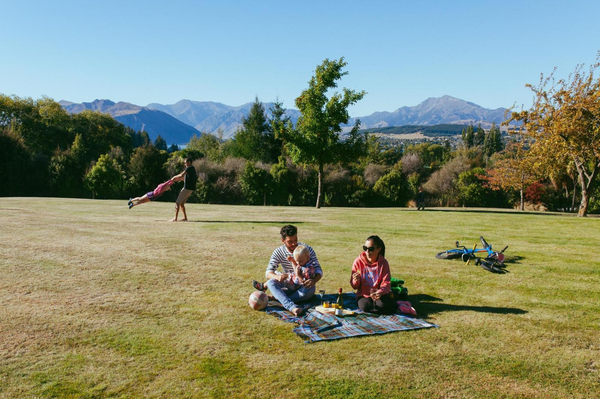 Wanaka Top 10 Holiday Park Exterior photo